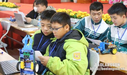 Học sinh tham gia phần thi lập trình rô bốt