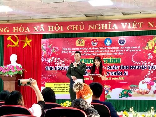 Nga trong vai trò là người dẫn chương trình.