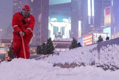 Một công nhân dọn tuyết ở Quảng trường Thời đại ở Thành phố New York, Mỹ, ngày 16 tháng 1 năm 2024. Ảnh Reuters