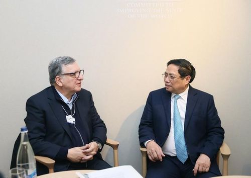 Chủ tịch GAVI Jose Manuel Barroso chúc mừng Việt Nam là một trong những nước thành công nhất trong thực hiện miễn dịch cộng đồng, kiểm soát đại dịch Covid-19. Ảnh: VGP