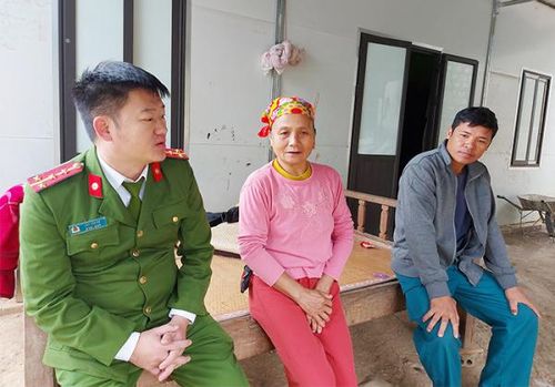 Công an xã Tam Chung thường xuyên đến cơ sở tuyên truyền phổ biến pháp luật.