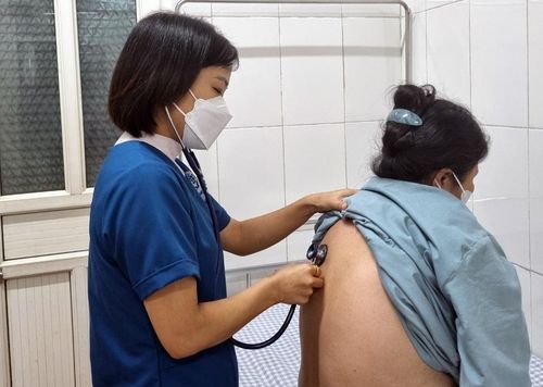  Người bệnh mắc cúm A được điều trị và chăm sóc tại Bệnh viện đa khoa tỉnh Phú Thọ. Ảnh: BVCC. 