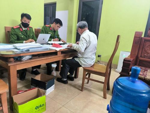  Ông Nguyễn Thạc Lợi (áo trắng) trong quá trình lập biên bản về hành vi sai phạm