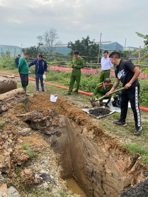  Lực lượng cảnh sát môi trường tiến hành lấy mẫu đất tại 1 trong 10 vị trí ngẫu nhiên.