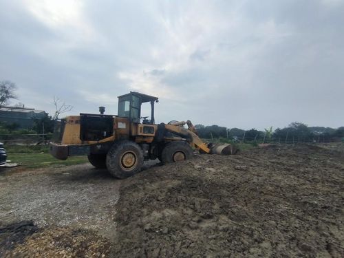  Đoàn kiểm tra bắt quả tang một máy xúc hoạt động tại khu vực đổ thải trái phép.