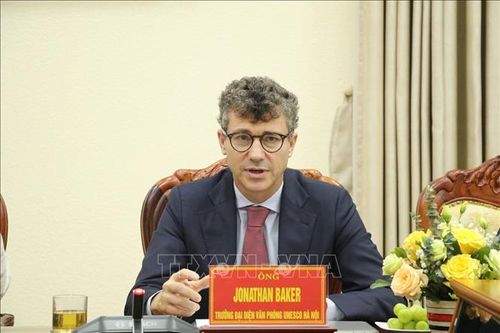 Ông Jonathan Baker, Trưởng đại điện Văn phòng UNESCO tại Việt Nam, phát biểu tại buổi làm việc.