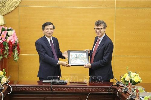 Bí thư Tỉnh ủy Ninh Bình tặng đoàn công tác một sản phẩm thủ công độc đáo của địa phương.