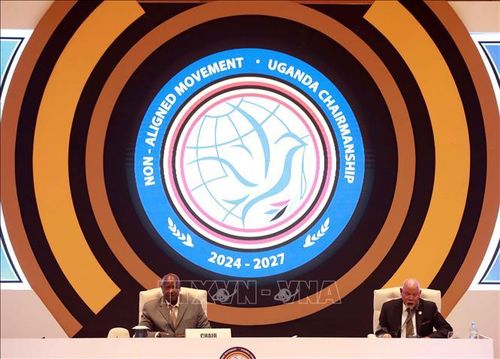 Phát biểu nhậm chức của Tổng thống Cộng hòa Uganda Yoweri K. Museveni (bên trái) trong cương vị Chủ tịch Hội nghị Cấp cao lần thứ 19 của Phong trào Không liên kết. Ảnh: Nhật Anh/TTXVN