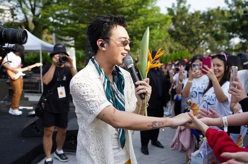 Ca sĩ Soobin giao lưu cùng khán giả (Nguồn: Vietecera)