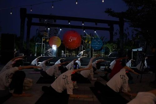Những người tham gia đã có mặt tại từ sớm và tập Yoga (Nguồn: Vietecera)
