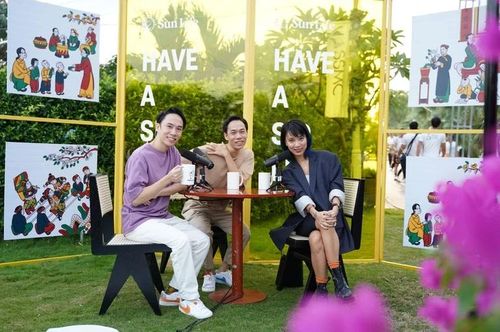 Tại sự kiện, Vietcetera cũng lần đầu tiên kết hợp cùng với Sun Life đưa Have a Sip - một Podcast nổi bật, đến gần hơn với các khán giả. Buổi chia sẻ có sự góp mặt của 1977 Vlog, các câu chuyện xoay quanh dịp Tết Nguyên đán, về tinh thần lạc quan và cổ vũ ý thức lên kế hoạch cho mọi dự định, từ sức khỏe thể chất đến tài chính cá nhân. (Nguồn: Vietecera)