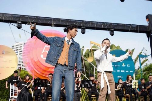 Màn song ca của hai ca sĩ Binz và Gonzo (Nguồn: Vietecera)