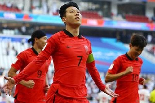 Son Heung-Min cùng đồng đội ăn mừng bàn thắng mở tỷ số. Ảnh: Getty