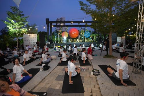  Các bạn trẻ tham gia trải nghiệm tập yoga 