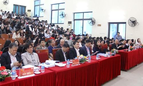 Đông đảo chuyên gia, nhà khoa học, giảng viên, sinh viên đến tham dự hội thảo.