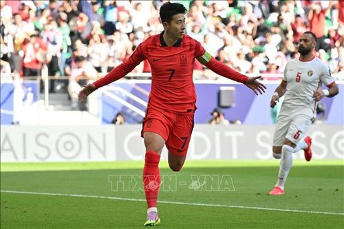 Tiền vệ đội trưởng Hàn Quốc Son Heung-min ăn mừng bàn thắng mở tỷ số từ chấm phạt đền. Ảnh: AFP/TTXVN