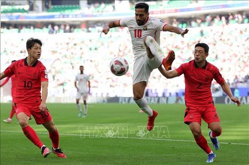 Tiền vệ Jordan Musa al-Tamari (giữa) nỗ lực kiểm soát bóng trước sự đeo bám của các tuyển thủ Hàn Quốc. Ảnh: AFP/TTXVN