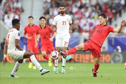 Tiền vệ Lee Jae Sung (10) của đội tuyển Hàn Quốc cố gắng vượt qua cầu thủ Jordan. Ảnh: Hoàng Linh/PV TTXVN từ Qatar
