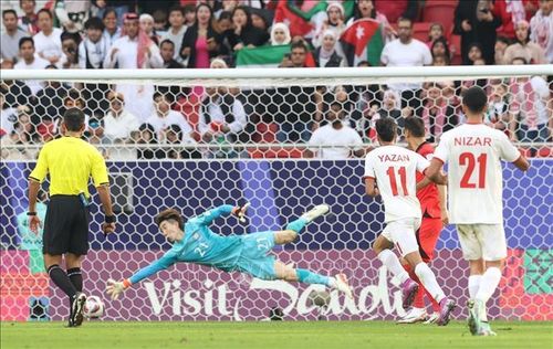 Thủ môn Jo Hyeon Woo chịu bó tay sau cú sút hiểm hóc của Alnaimat (11) trong tình huống Jordan nâng tỷ số lên 2-1 ở cuối hiệp 1. Ảnh: Hoàng Linh/PV TTXVN từ Qatar