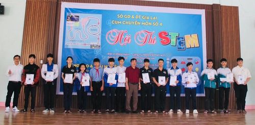 Ban tổ chức trao giải cho các đội thi tại phần thi Robotics. Ảnh: Vũ Chi