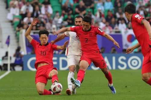 Hàn Quốc khá bế tắc trước sự bọc lót ấn tượng của hàng phòng ngự Jordan. Ảnh: Arab News.