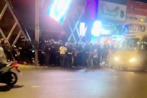 Rất đông Cảnh sát có mặt tại quán bar.