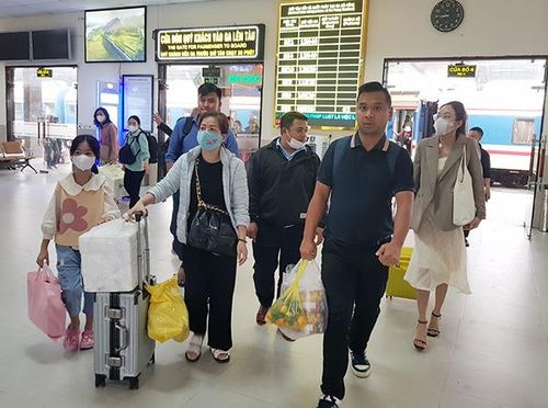 Hành khách qua ga Đà Nẵng sáng 22/1, về quê đón Tết Nguyên đán Giáp Thìn 2024.