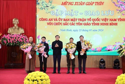 Bí thư Tỉnh ủy Ninh Bình Đoàn Minh Huấn tặng hoa chúc mừng các vị chức sắc tôn giáo, Công an tỉnh và Ủy ban MTTQ tỉnh Ninh Bình.