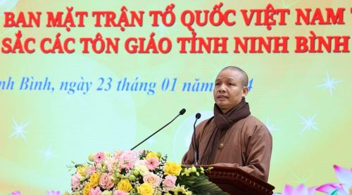 Thượng tọa Thích Minh Quang, Trưởng Ban Trị sự Giáo hội Phật giáo tỉnh Ninh Bình phát biểu tại buổi gặp mặt.