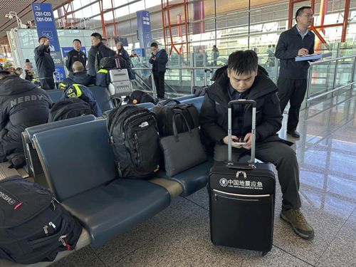 Lực lượng cứu hộ chuẩn bị lên máy bay ở Bắc Kinh để đến Tân Cương. Ảnh: AP