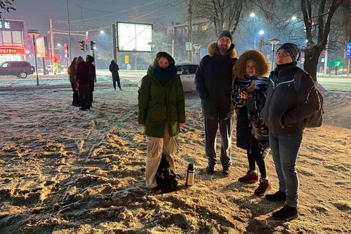 Người dân chạy xuống đường ở Almaty, Kazakhstan. Ảnh: AP