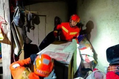 Các nhân viên cứu hộ Trung Quốc có mặt tại nơi xảy ra động đất. Ảnh: China News