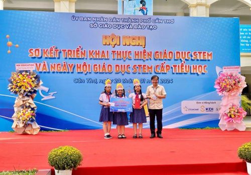 Ban Tổ chức trao giải cho các học sinh.