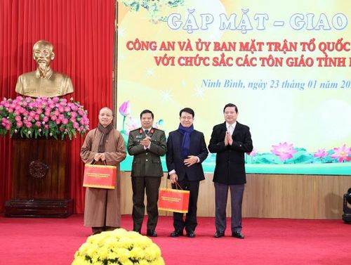 Đại tá Đặng Trọng Cường, Giám đốc Công an tỉnh Ninh Bình và đồng chí Lê Văn Kiên, Phó Chủ tịch Thường trực Ủy ban Mặt trận Tổ quốc Việt Nam tỉnh tặng hoa chúc mừng hai tôn giáo.