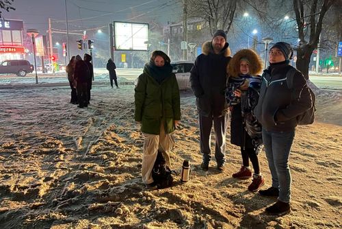 Người dân tại Almaty (Kazakhstan) tụ tập trên phố để bảo đảm an toàn.