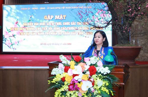 Phó Bí thư Thường trực Thành ủy Hà Nội Nguyễn Thị Tuyến phát biểu tại buổi gặp mặt.