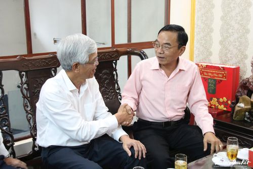 Phó chủ tịch UBND TPHCM Võ Văn Hoan (bên trái) cùng đoàn đại biểu đến thăm và chúc tết gia đình ông Ngô Văn Triển, nguyên Trưởng ban Ban Dân tộc TP HCM. (Ảnh: Hồng Phúc).