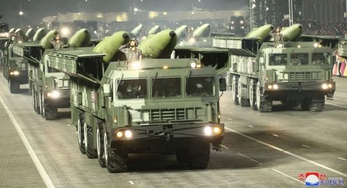 Do kích thước lớn hơn nên hệ thống tên lửa KN-23B sử dụng bệ phóng vận chuyển mười bánh, trong khi KN-23 ban đầu và Iskander đều sử dụng bệ phóng tám bánh.