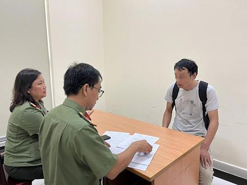 Phòng Quản lý Xuất nhập cảnh - Công an TP.HCM làm việc với đối tượng Yang Xianfei. Ảnh: CACC