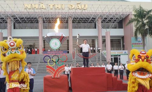Ông Hồ Văn Nam, Bí thư Thành ủy biên Hòa châm đuốc khai mạc Hội khỏe Phù Đổng thành phố Biên Hòa lần thứ XI-2024