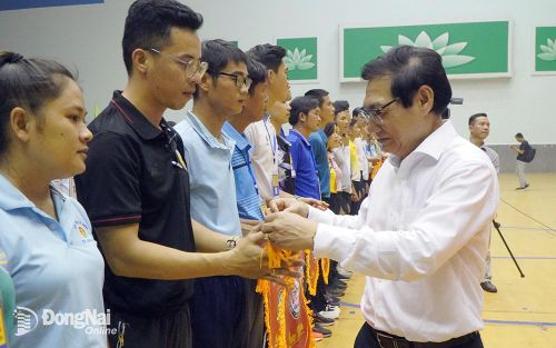 Phó chủ tịch UBND tỉnh Nguyễn Sơn Hùng tặng cờ lưu niệm cho các đơn vị tham gia