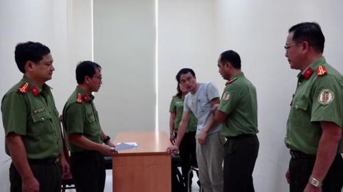 Phòng Quản lý xuất nhập cảnh Công an TP Hồ Chí Minh bàn giao Yang Xianfei cho Cục Quản lý xuất nhập cảnh Bộ Công an xử lý theo thẩm quyền.