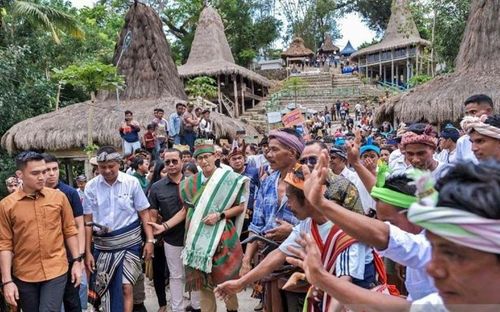 Người dân đảo Sumba chào đón đoàn của Bộ trưởng Du lịch và kinh tế sáng tạo Indonesia Sandiaga Uno ghé thăm ngày 13/8/2023. Ảnh: Antara