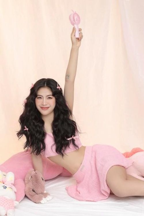 Khi ngoài đời Thanh Nhã lại có phong cách nhẹ nhàng, rất nữ tính.