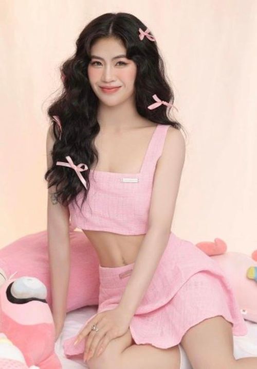 Sở hữu chiều cao 1m62, cùng vóc dáng thon thả nhờ tập luyện thể thao đều đặn, Thanh Nhã tự tin diện các trang phục tôn vòng eo.