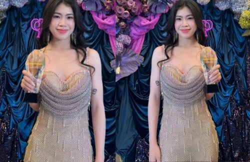 Thanh Nhã dù không trang điểm cầu kỳ, xõa tóc đơn giản nhưng vẫn rất xinh đẹp và tươi tắn.