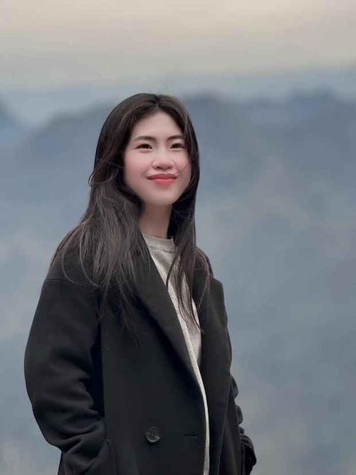 Nữ tiền vệ đi chơi kết hợp làm việc nhưng lại đúng vào khoảng thời gian miền Bắc đã rét đậm.