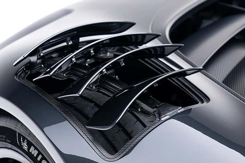 Tuy nhiên xe không thể vượt qua 2.500 dặm (hơn 4.000 km) mỗi năm. Để làm được điều này cần rất nhiều giấy tờ nhưng cho phép chiếc hypercar này được nhập cảnh vào Mỹ. Mercedes-AMG One sở hữu một hệ thống truyền động được phát triển từ Công thức 1, gồm động cơ V6 dung tích 1.6 lít với turbo và bốn động cơ điện.