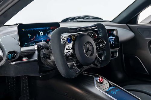 Có thể F1rst Motors tuyên bố như vậy để nhấn mạnh chiếc xe này lăn bánh cực kỳ ít. Mercedes-AMG One được xem là siêu phẩm đỉnh cao về sức mạnh của ngành công nghiệp ôtô, nắm giữ kỷ lục vòng quanh các đường đua huyền thoại như Nürburgring và Monza.