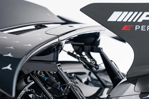 Những chiếc Mercedes-AMG One đầu tiên được bàn giao vào năm trước, vì vậy chiếc xe vẫn còn trong tình trạng như mới. Có thể Mercedes không thực sự áp dụng quy định không được bán lại đối với các chủ xe nhận sớm. Dù sao đi nữa, nếu bạn sống ở Mỹ, khả năng sở hữu chiếc AMG One này là rất thấp.